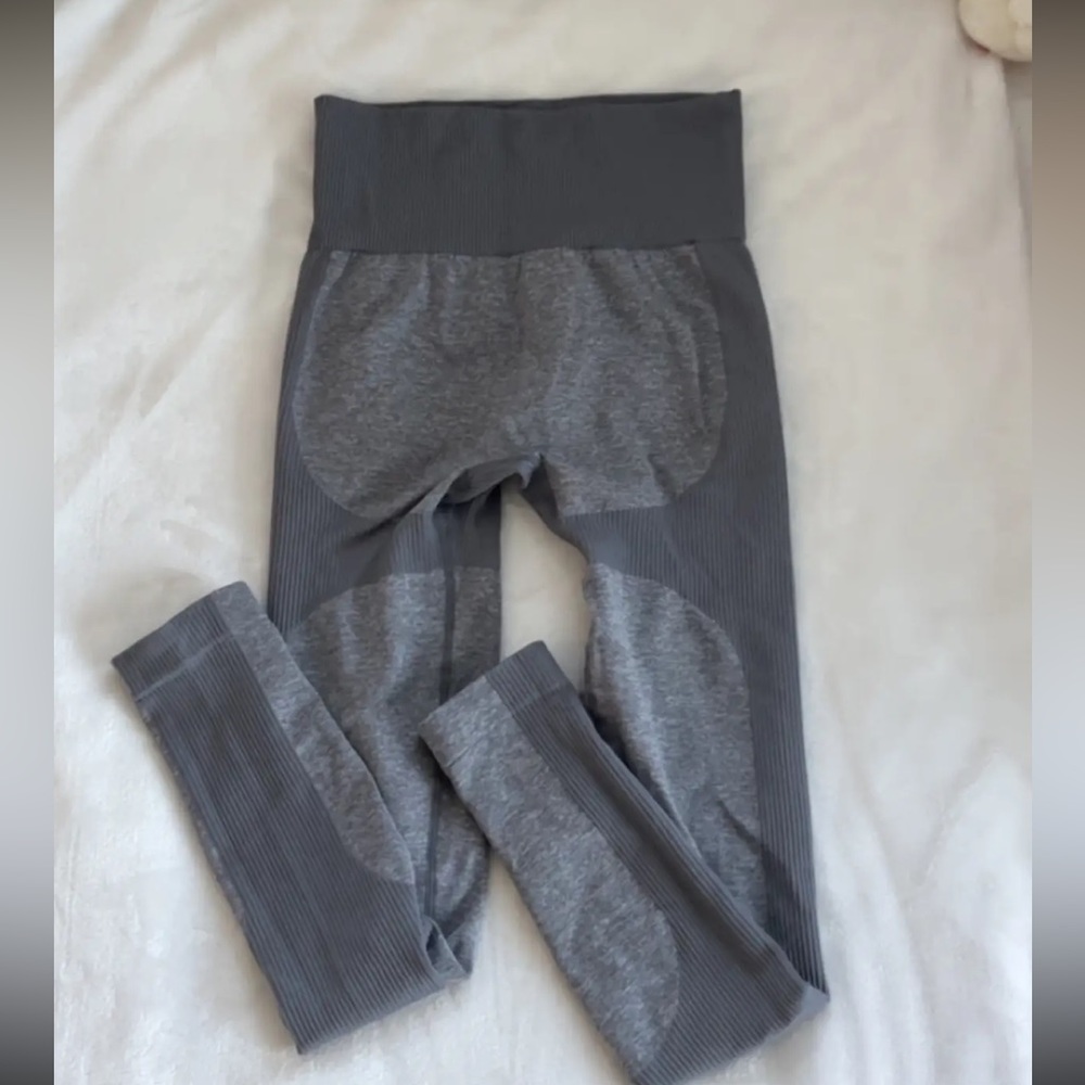 Stretchy, comfy leggings! Rarely used.